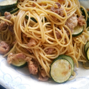 チキンとズッキーニのレモン風味パスタ